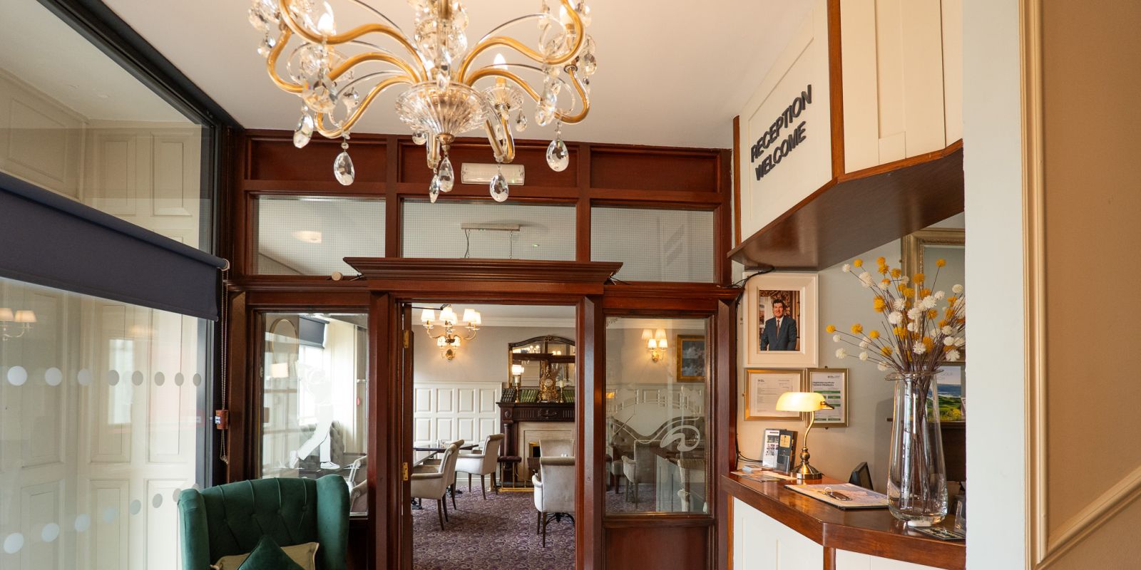 Reception area & bar entrance